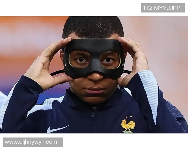 德国足球明星佩戴面罩出战引发热议展现坚韧精神与竞技魅力