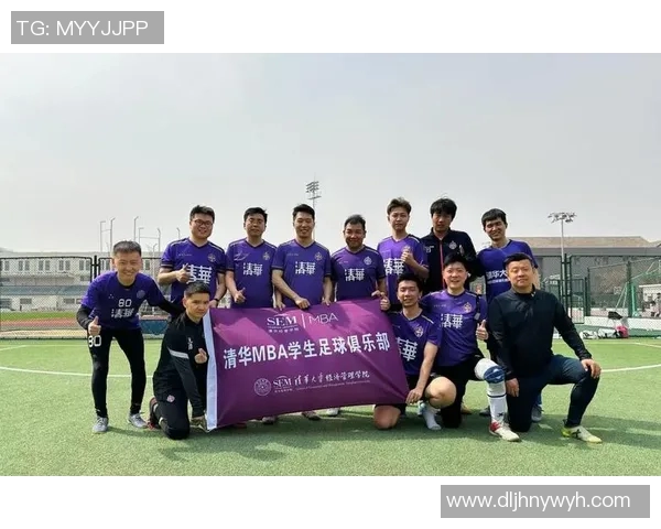 足球明星与俱乐部合影留念展现团队精神与荣耀时刻的精彩瞬间 足球明星与俱乐部合影留念展现团队精神与荣耀时刻的精彩瞬间